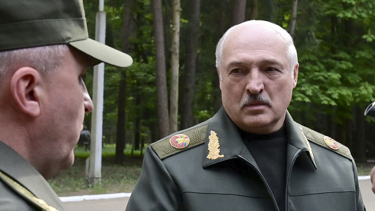 Neumřu, chlapi, budete se mnou ještě dlouho trpět. Lukašenko vyvrací zprávy o svém vážném stavu